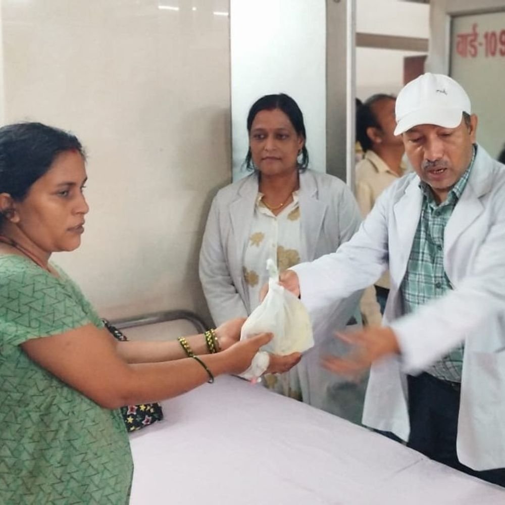 जिला महिला अस्पताल में गांधी-शास्त्री जयंती मनाई:ध्वजारोहण के बाद 200 से अधिक मरीजों को बांटे फल