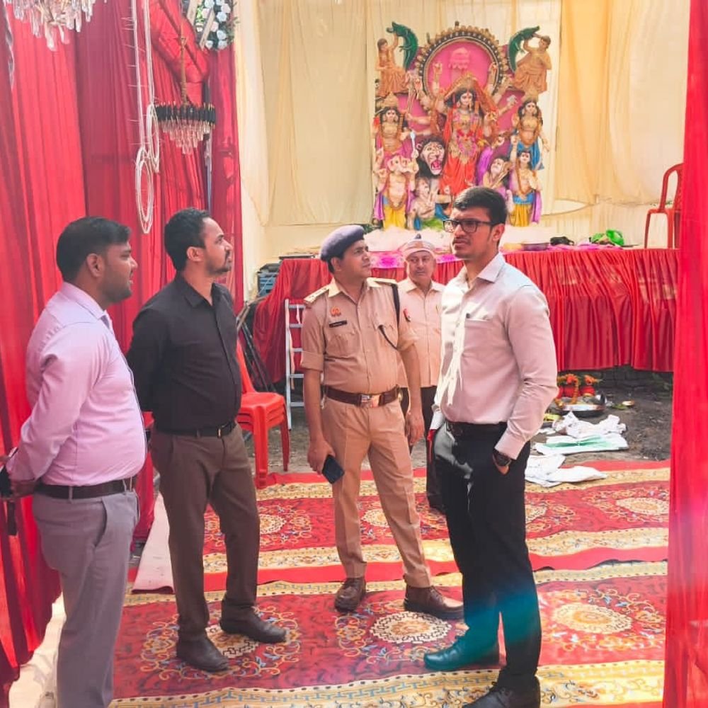 देवरिया में दुर्गा पूजा पंडालों का निरीक्षण:श्रद्धालुओं की सुविधा, भीड़ प्रबंधन और सुरक्षा इंतजामों का जायजा लिया