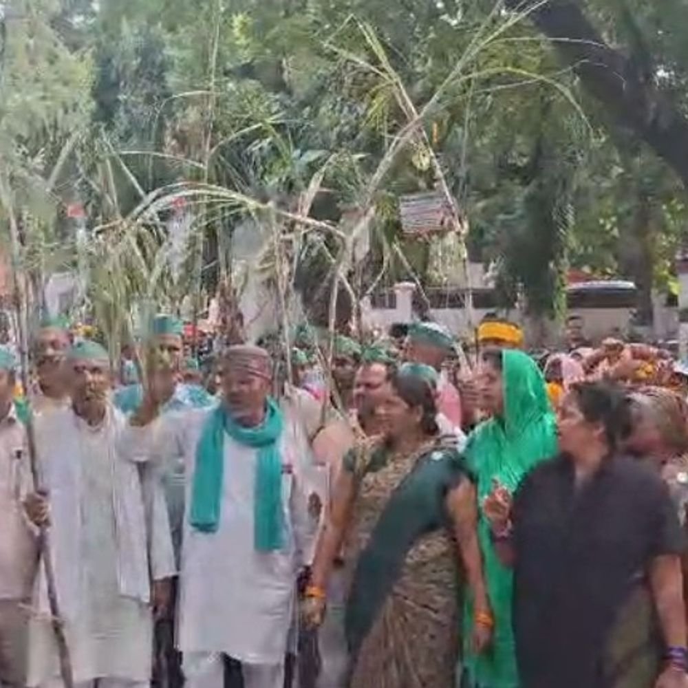 बहराइच में किसान गन्ना लेकर कलेक्ट्रेट पहुंचे:समर्थन मूल्य 600 रुपये करने, बकाया भुगतान और कर्ज माफी की मांग