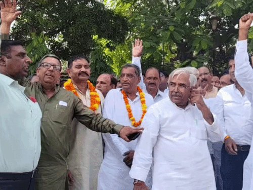 एमएलसी चुनाव में आज नाम वापसी का आखिरी दिन:शिक्षक और स्नातक सीट पर 18 प्रत्याशी मैदान में, 23 अक्टूबर को होगी वोटिंग