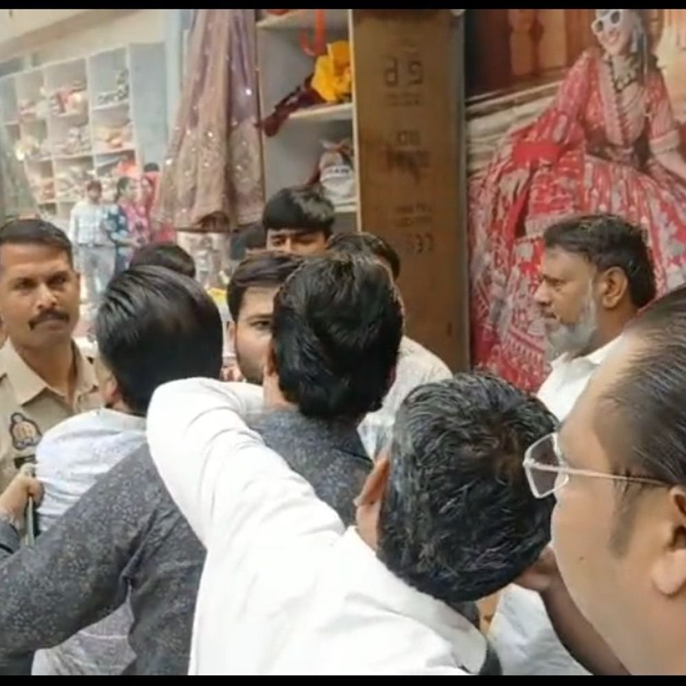 रामलीला मार्केट में मारपीट मामले में मुकदमा दर्ज:भाजपा नेता की बेटी और पत्नी से छेड़खानी के आरोप के बाद जमकर हुई थी मारपीट, चार गिरफ्तार