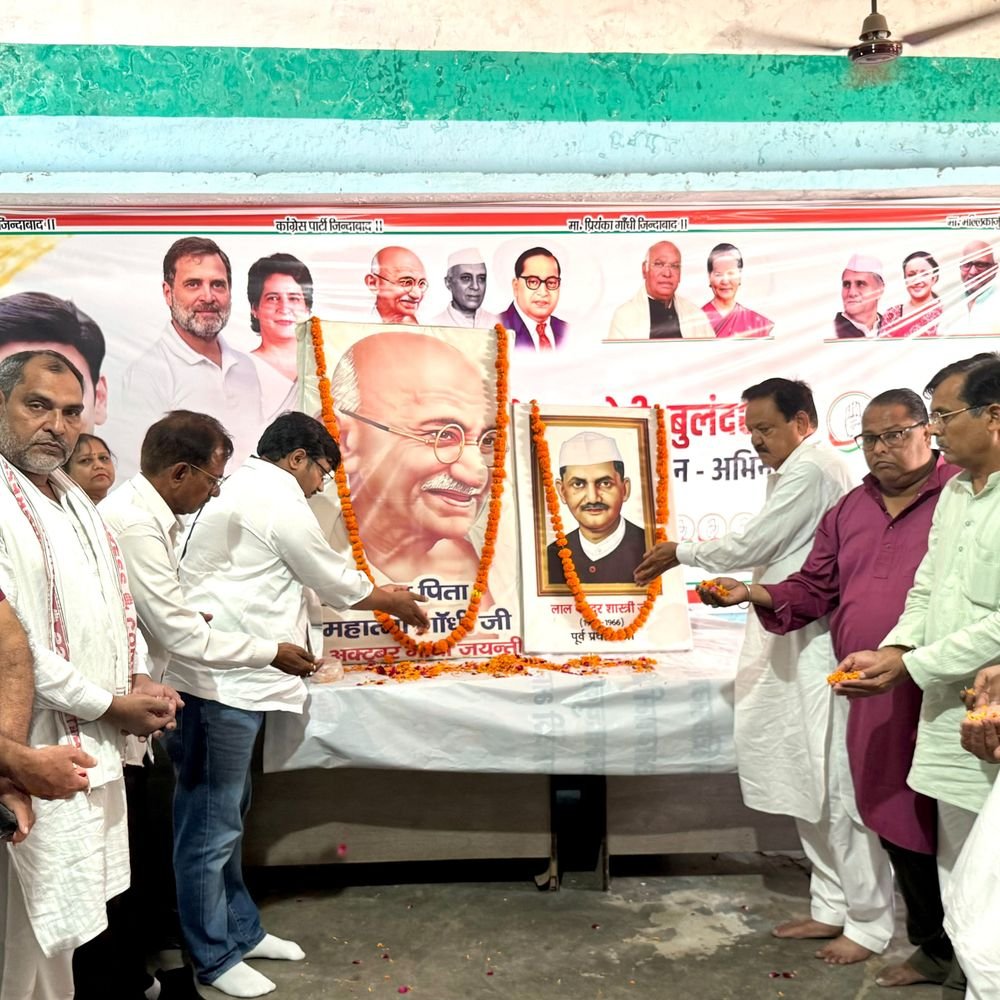 कांग्रेस कार्यालय में गांधी-शास्त्री जयंती पर कार्यक्रम:कार्यकर्ताओं ने सत्य-अहिंसा और लोकतांत्रिक मूल्यों पर चलने का लिया संकल्प