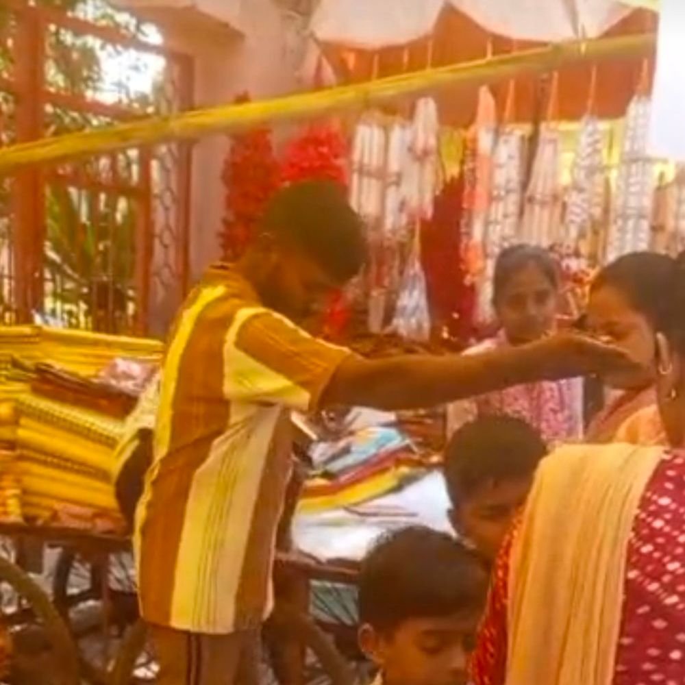 बलिया के बाजारों में नवरात्र की खरीदारी तेज:चुंदरी, माला, फल, नारियल और पूजन सामग्री की मांग बढ़ी; रविवार से शुरू होंगे नवरात्र