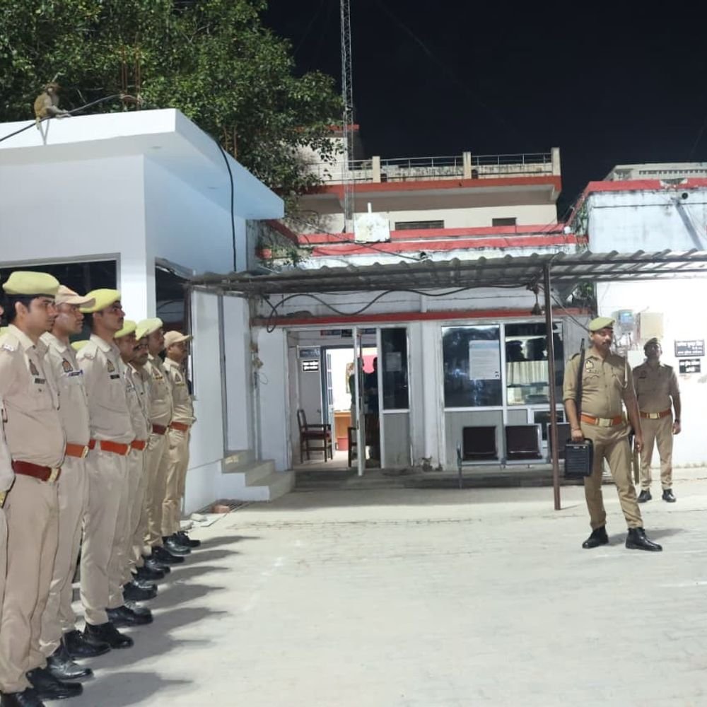 त्योहारों पर शांति के लिए फ्लैग मार्च:एसपी ने दुकानदारों से बात कर सुरक्षा का भरोसा दिलाया, अफवाहों से बचने की अपील