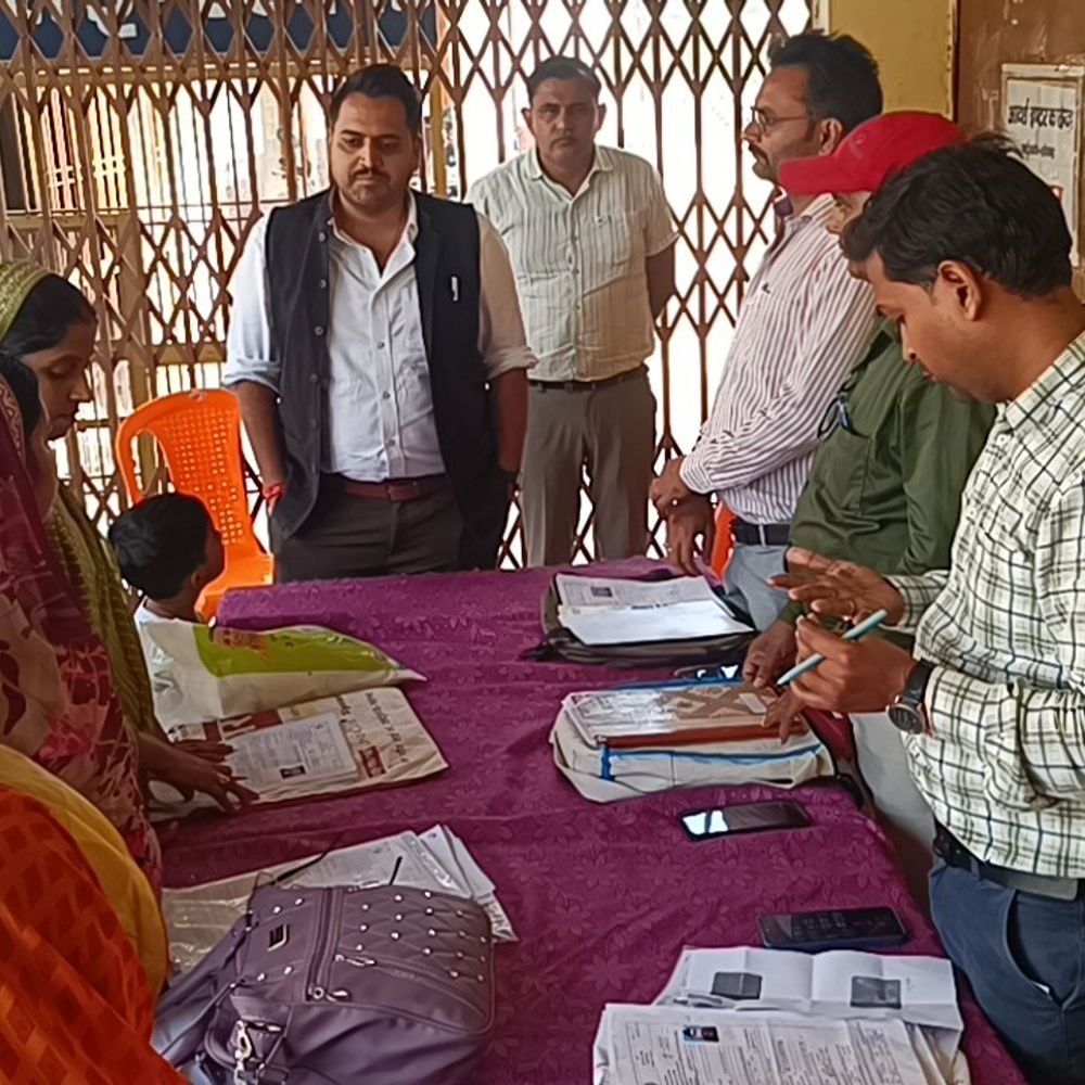 सोनभद्र में DM ने मतदाता केंद्रों का किया निरीक्षण:फॉर्म-6 भरवाकर नए मतदाताओं को जोड़ने के दिए निर्देश, युवा-महिलाएं उत्साहित