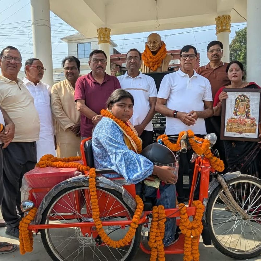 हाईस्कूल टॉपर सृष्टि को पूर्व मंत्री ने दी इलेक्ट्रॉनिक ट्राइसाइकिल:स्कूल जाने में होती थी परेशानी, IAS बनने के लिए किया प्रेरित