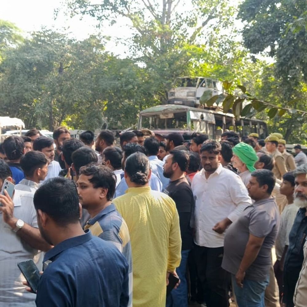 बुलंदशहर में गौमांस के शक में ऑटो रोका, हंगामा:पुलिस ने ऑटो जब्त कर मांस जांच को लैब भेजा, हिन्दू संगठनों के कार्यकर्ताओं पर ड्राइवर की पिटाई का भी आरोप