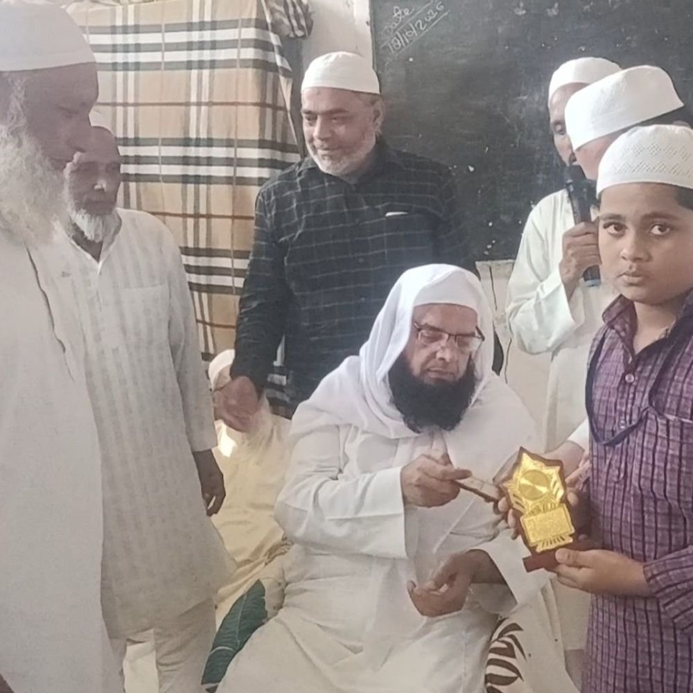 संभल के मदरसा इशातुल कुरान में सम्मान:अर्धवार्षिक परीक्षा परिणाम हुआ घोषित, मेधावी छात्रों को मिली ट्रॉफी