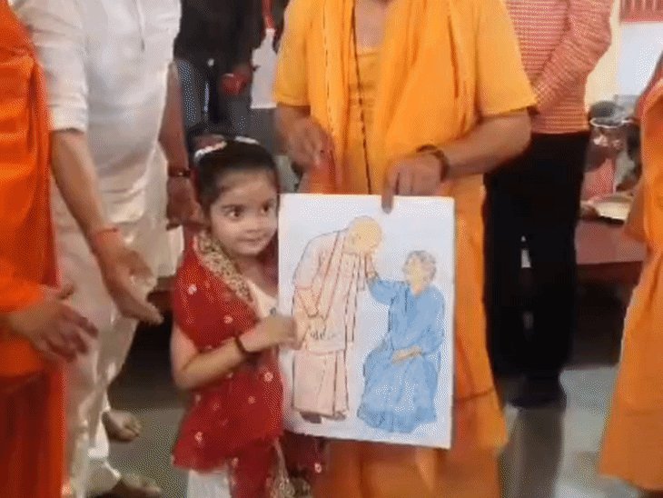 यशस्विनी ने बनाई योगी और उनकी मां की तस्वीर:CM ने पकड़कर खिंचवाई फोटो; 11 कन्यायों के पैर धुले, देखें VIDEO
