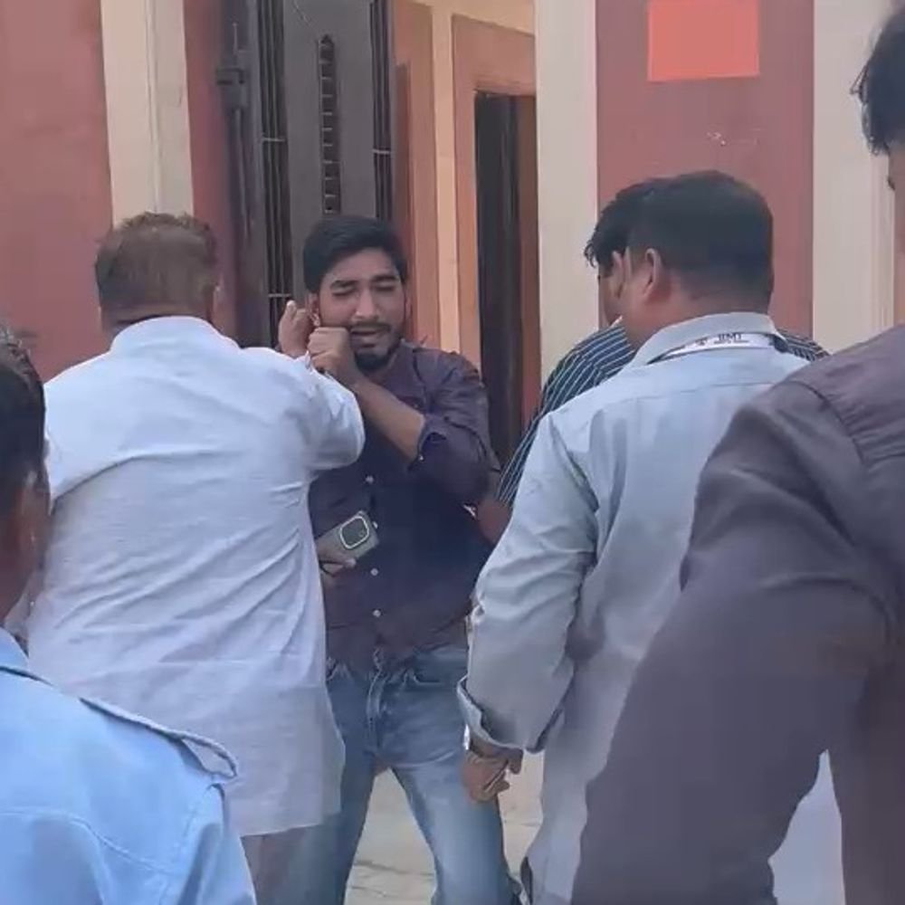 ग्रेटर नोएडा कॉलेज में छात्र को सिक्योरिटी गार्डों ने पीटा:2 सिक्योरिटी सुपरवाइजर गिरफ्तार, नौकरी से निकाला