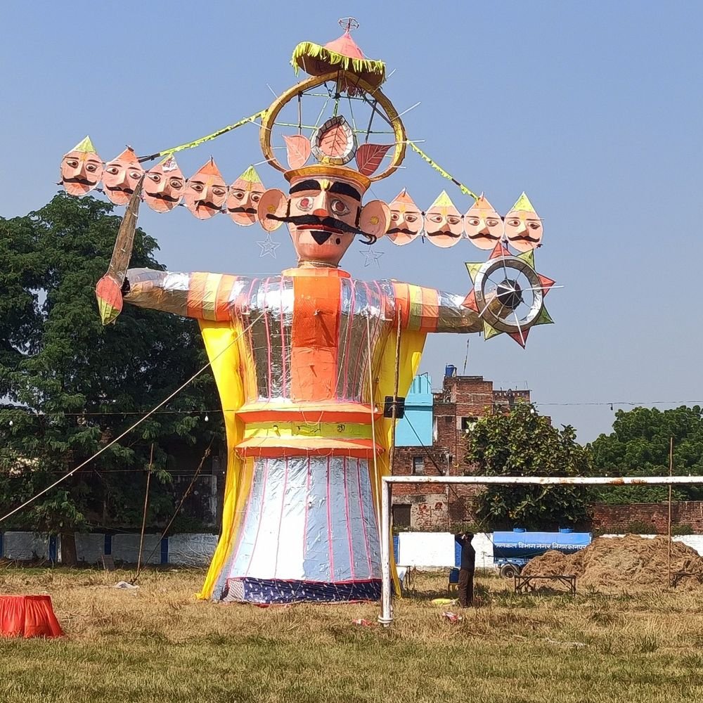 कानपुर में 55 फीट ऊंचे रावण का रिमोट से दहन:74वें दशहरा महोत्सव में कुंभकरण-मेघनाथ के पुतले भी जलेंगे, 700 बम और घूमता चक्र खास