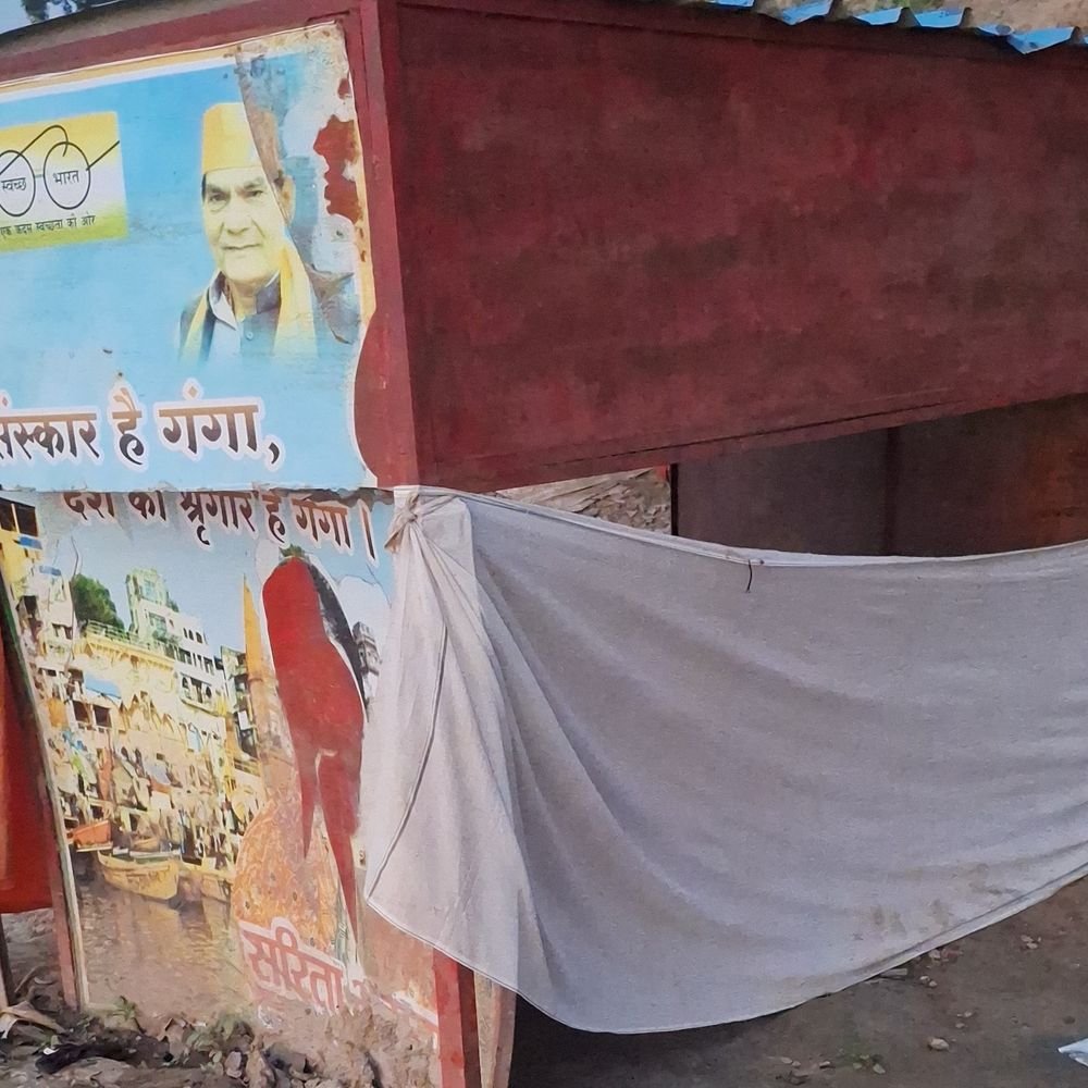 ददरीघाट पर टूटे चेंजिंग रूम में कपड़े बदल रहीं महिलाएं:गंदगी और क्षतिग्रस्त चेंजिंग रूम से श्रद्धालु परेशान