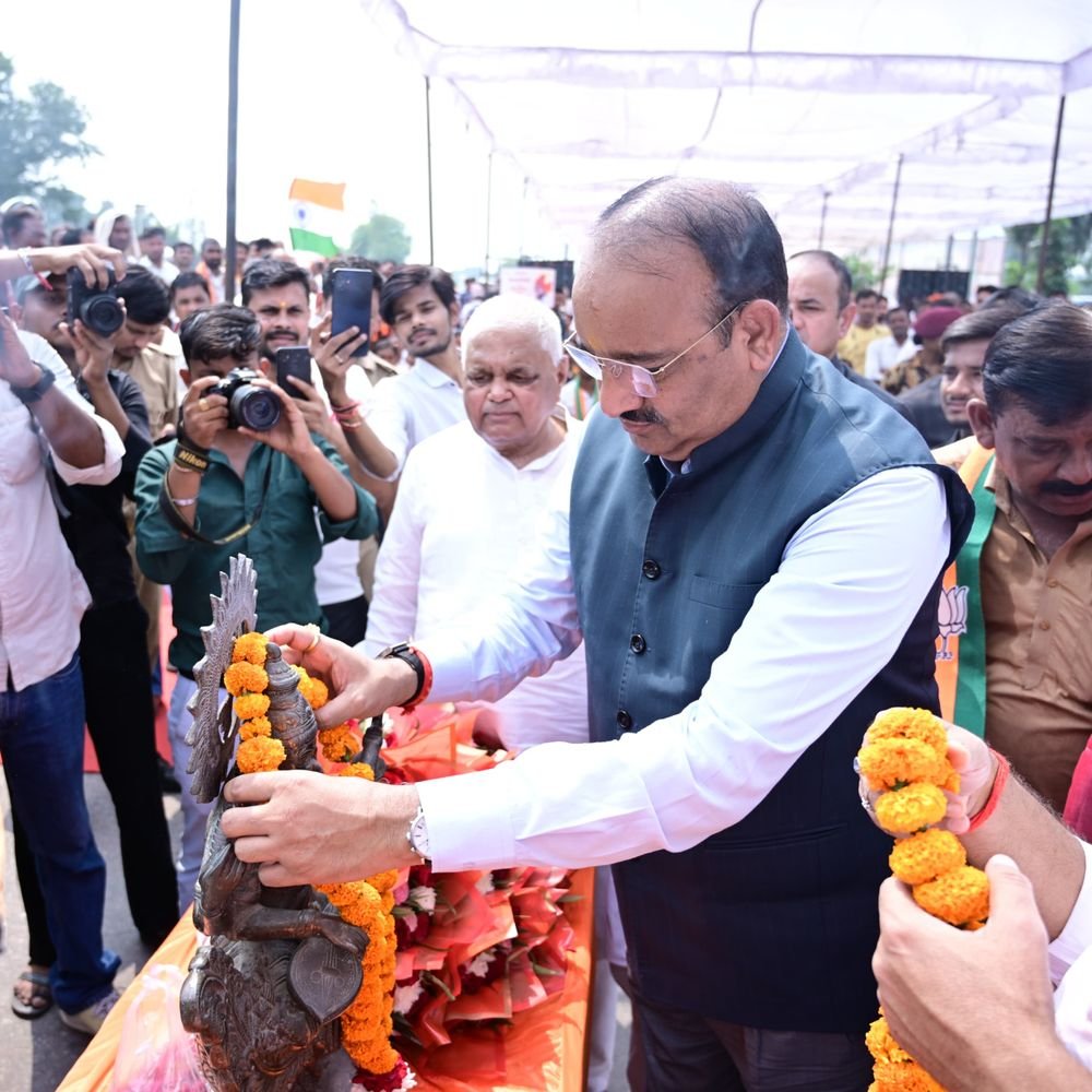 बांदा में 1000 बाइकों की रैली:मंत्री ने राहुल-अखिलेश पर साधा निशाना, वोट चोरी के बयान पर किया पलटवार