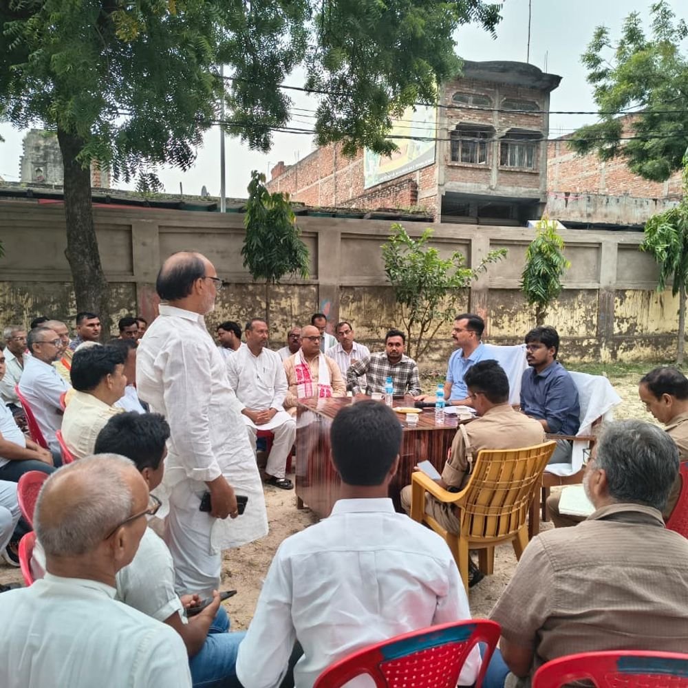 सिकंदरपुर में पीस कमेटी की बैठक:त्योहारों के शांतिपूर्ण आयोजन की अपील, कस्बे में सजेंगे 9 दुर्गा पंडाल