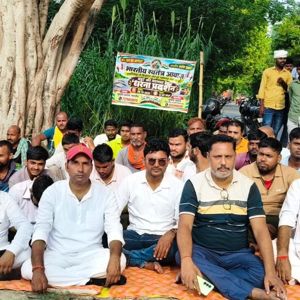 बलिया में ग्रामीणों का धरना-प्रदर्शन:गड्ढों की मरम्मत, जर्जर मार्ग का स्थायी निर्माण कराने की मांग