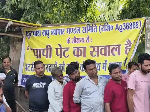 सीएम ग्रिड की सड़कों से फड़ वालों को राहत:अलीगढ़ में दूसरे दिन भी धरना, नगर निगम पहुंचे रेहड़ी-पटरी वाले, नगरायुक्त ने कहा-नई जगह खोजें, दस दिन तक नहीं हटाएगा उन्हें कोई