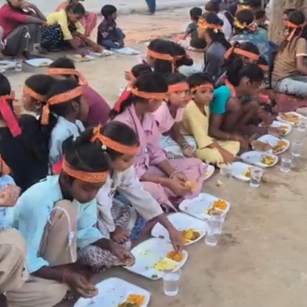 दुर्गा पंडाल पर विशाल भंडारा:सरायखेमा में हवन-पूजन के बाद श्रद्धालुओं को बांटा महाप्रसाद