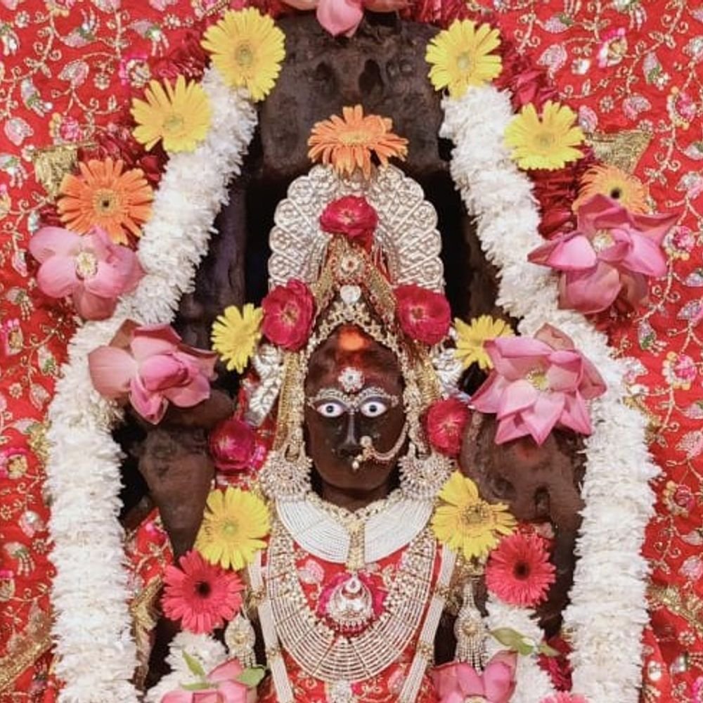सुबह शांत, दोपहर में रौद्र, रात में भद्रकाली स्वरूप:लखनऊ के 300 साल पुराने मां चतुर्भुजी मंदिर की अनोखी मान्यताएं