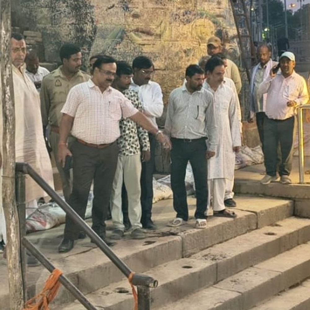मिर्जापुर गंगा घाटों पर गंदगी-सिल्ट हटाने के निर्देश:महिलाओं के लिए चेंजिंग रूम भी होंगे दुरुस्त, नगर मजिस्ट्रेट और ईओ रहे साथ