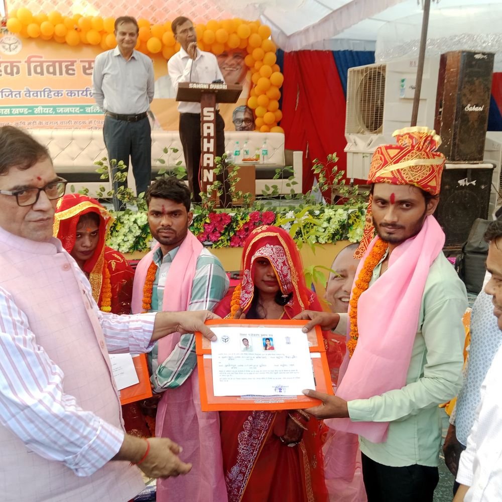 बलिया में 82 जोड़ों ने थामा एक-दूसरे का हाथ:मुख्यमंत्री सामूहिक विवाह योजना के तहत हुई शादी, डीएम ने प्रमाणपत्र और आम के पौधे दिए