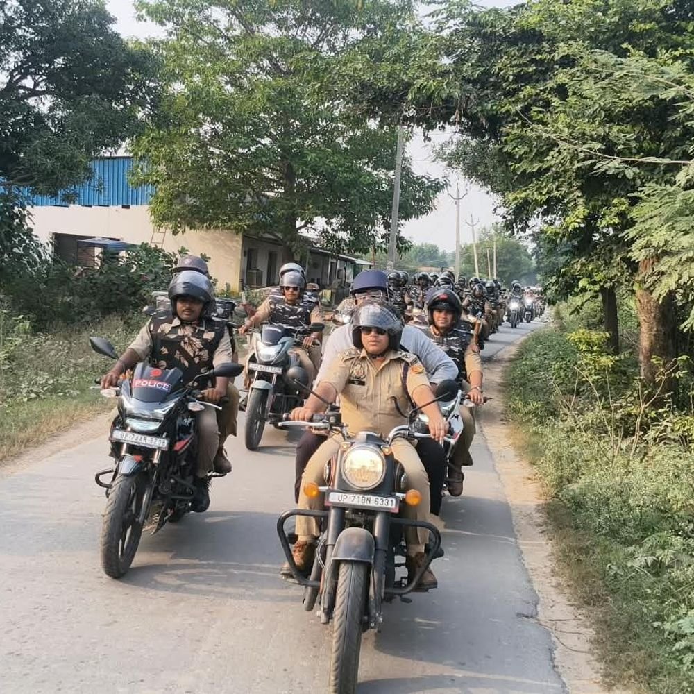 एसडीएम-सीओ ने बाइक से विसर्जन मार्ग का निरीक्षण किया:तमसा नदी के टक्सरा पुल पर सुरक्षा जांची, रास्ते में पेड़-बिजली के तार भी देखे