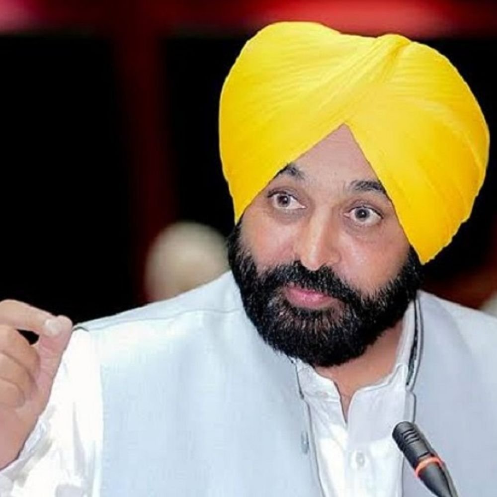 पंजाब CM को दिल्ली एयरपोर्ट पर 3 घंटे रोका गया:AAP का दावा- भगवंत मान का अधिकारियों ने 50 हजार रुपए का चालान काटा