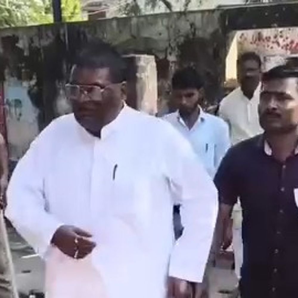 सीतापुर में मतपत्र छीनने पर सपा-भाजपा कार्यकर्ता भिड़े, VIDEO:एजेंट को बूथ से बाहर निकालने का आरोप, एसडीएम ने संभाला मोर्चा