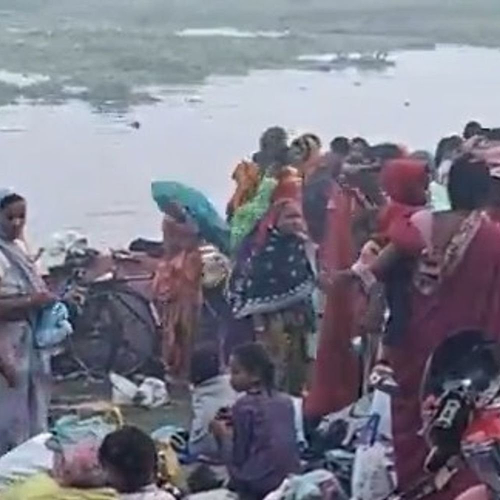 शरद पूर्णिमा पर च्यवन मुनि आश्रम पर श्रद्धालुओं भीड़:पोखरे में भक्तों ने लगाई डुबकी, मेले में खरीदार उमड़े