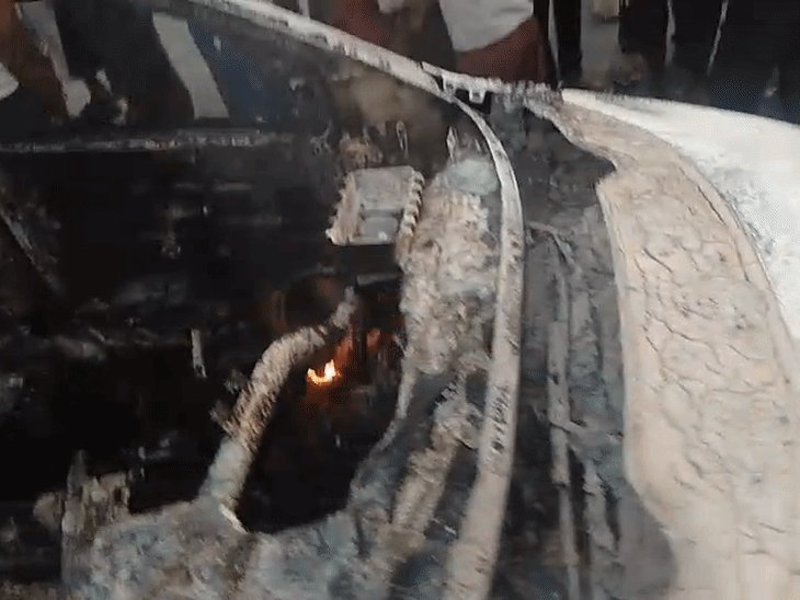 चलती कार में लगी आग लगने से चालक जिंदा जला,मौत:बाराबंकी के प्यारेपुर में हुआ हादसा, पुलिस ने शव को कब्जे में लिया