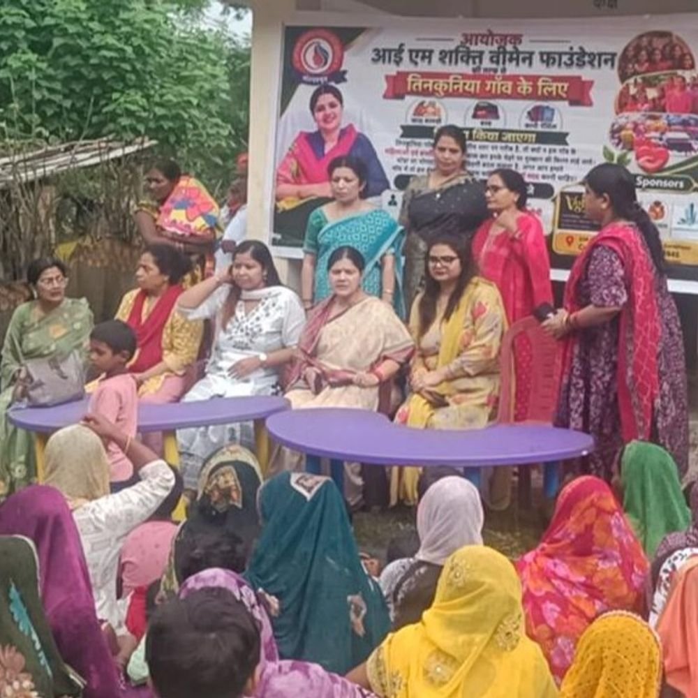 गोरखपुर की महिलाओं से मिली चौरू चौधरी:सरकारी योजनाओं की जानकारी दी, उनके अधिकारों के प्रति जागरूक किया