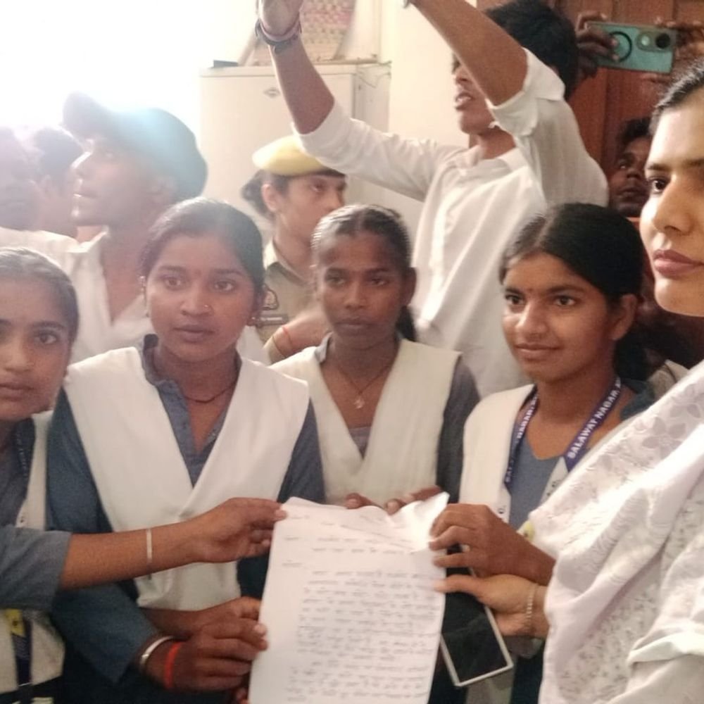 लखीमपुर खीरी के सलावतनगर जीआईसी में जलभराव से पढ़ाई प्रभावित:छात्र डीएम ऑफिस पहुंचे, जल निकासी की व्यवस्था मांगी