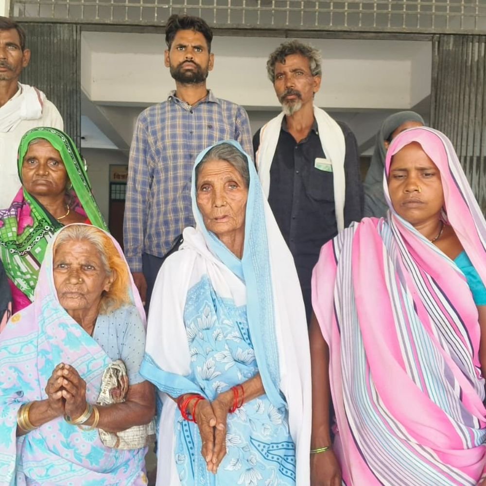 भदोही में 10 परिवारों ने डीएम को दिया ज्ञापन:कच्चे मकानों में रहने से हो रही परेशानी, आवास दिलाने की मांग की
