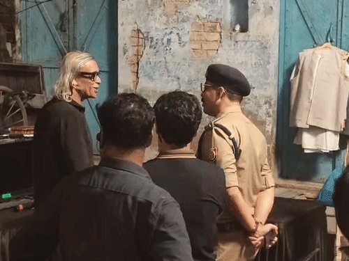 रंजीतपुरवा की गलियों में 3 घंटे घूमे डायरेक्टर सुधीर मिश्रा:सेट पर डायलाग समझाए, कानपुर में इसबार नहीं खा पाए पसंदीदा शुक्ला का मलाई मक्खन