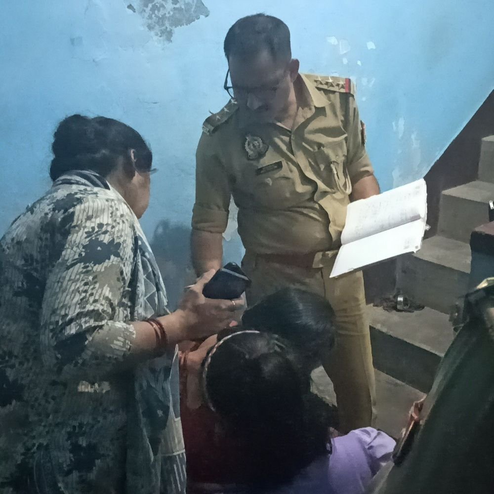 बुजुर्ग महिला को सड़क पर पटका, सोने की चेन लूटी:कानपुर में त्योहारी खरीदारी कर लौट रही थीं, बदमाशों ने पीछे से पकड़ा