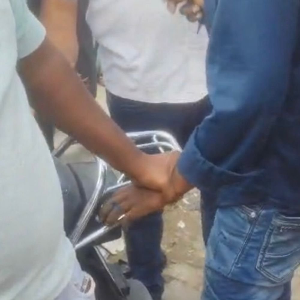 महराजगंज में बाइक चोरी की कोशिश करते पकड़ा गया चोर:व्यापारियों ने पुलिस को सौंपा, अज्ञात पर केस दर्ज