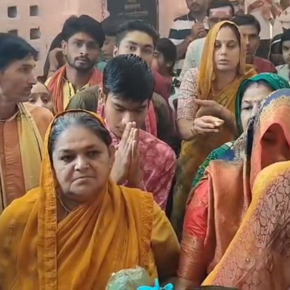 महोबा में नवरात्र के तीसरे दिन मां चंद्रघंटा की पूजा:मंदिरों और 185 से अधिक पंडालों में उमड़ी भक्तों की भीड़