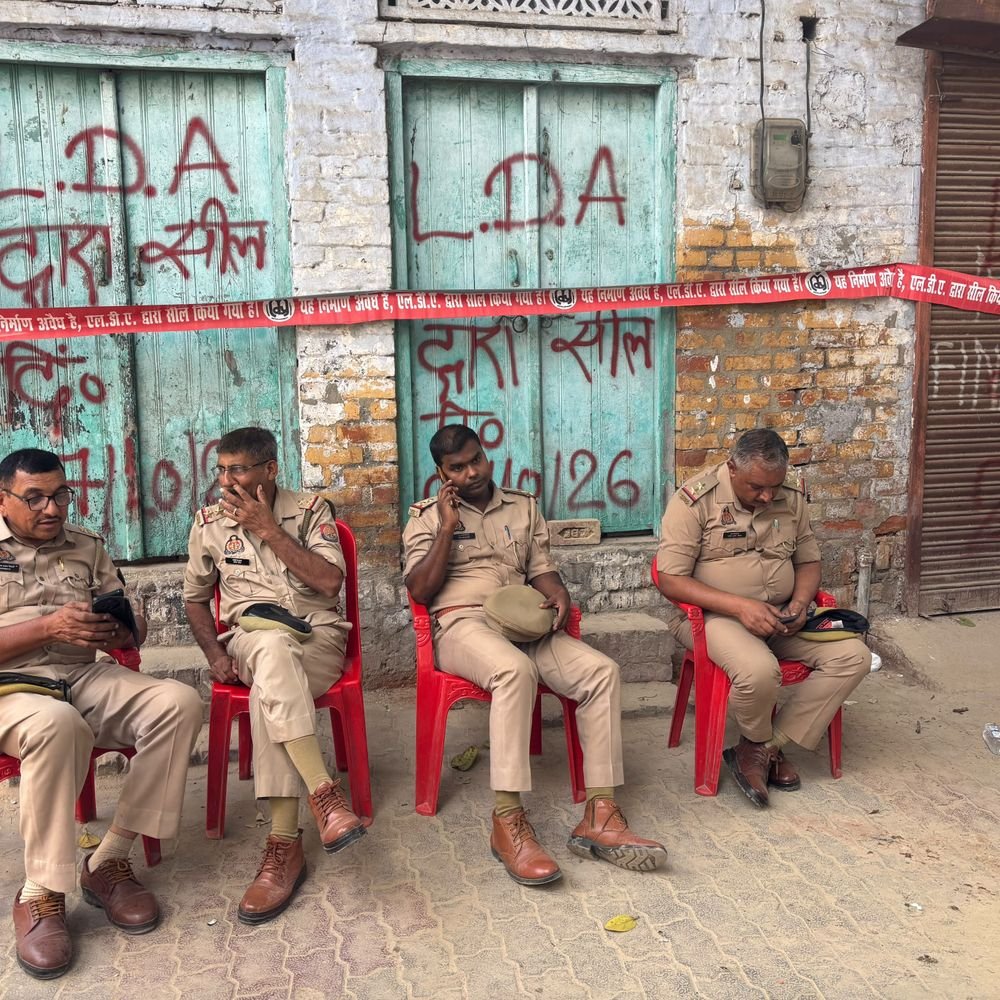 ट्रिपल मर्डर में फरार आरोपी राजेश शुक्ला गिरफ्तार:बहन की तलाश जारी, चबूतरे के विवाद में मारी थी गोली