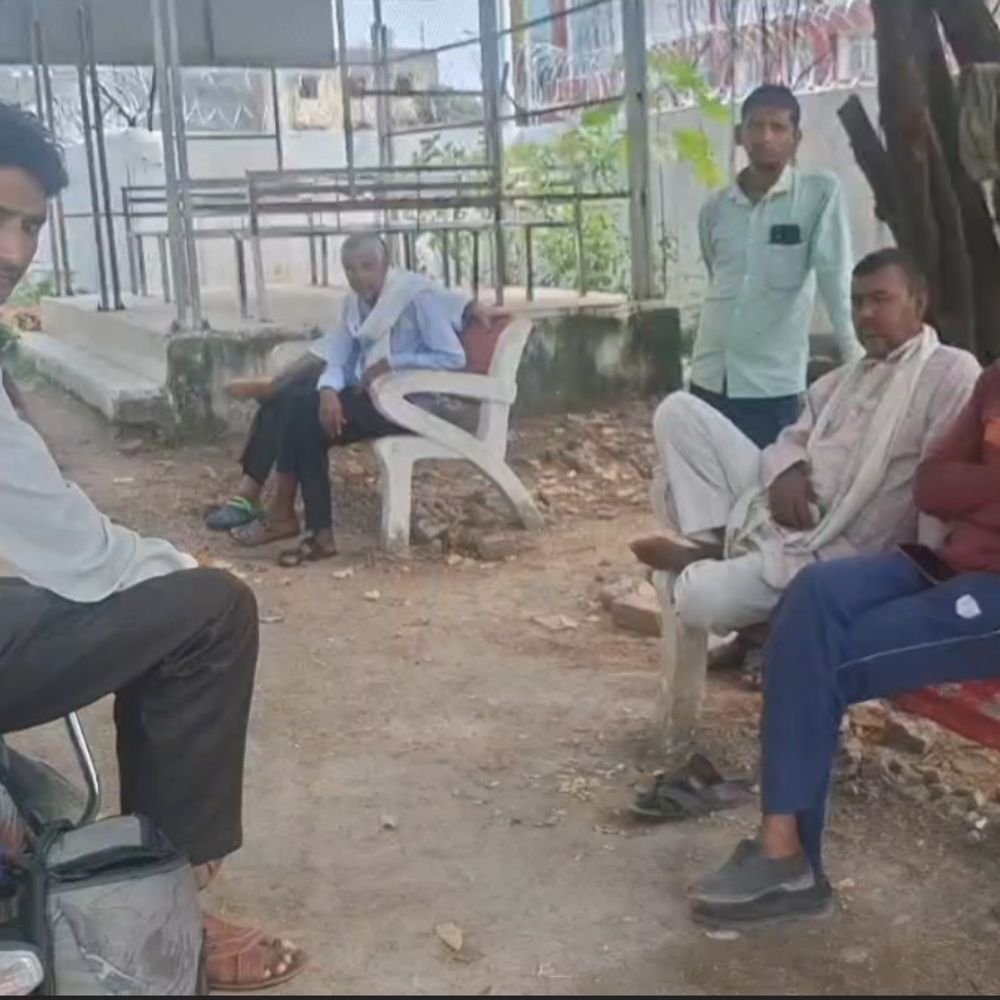 जालौन में गमछे से लटका मिला मजदूर का शव:मिट्टी के उपकरण बनाकर चलाता था परिवार, पोस्टमार्टम रिपोर्ट का इंतजार