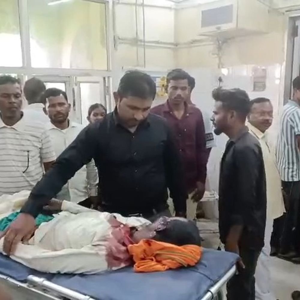ट्रैक पार करते समय ट्रेन की चपेट में आया युवक:सीतापुर में दवा लेने निकला था, गंभीर हालत में लखनऊ रेफर