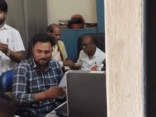 ओबरा तहसील के पेशकार पर रिश्वत मांगने का आरोप:जमीन विवाद सुलझाने के लिए 20 हजार रुपए लेने का दावा, वीडियो सामने आया