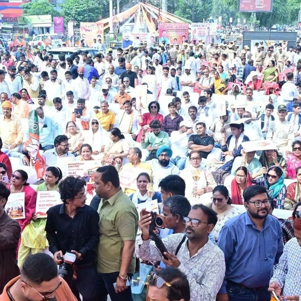 डिप्टी सीएम केशव मौर्य हाथों में दीप लेकर निकले:बोले- मोदी नवयुग के निर्माता, PM-मोदी के 25 साल पूरे होने पर कार्यक्रम