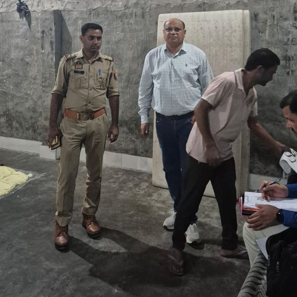 हापुड़ में मावा फैक्ट्री पर छापा, 2 कुंतल दूध-खोया नष्ट:लाइसेंस एक्सपायर होने पर भी चल रही फैक्ट्री बंद कराई, 6 नमूने जांच को भेजे