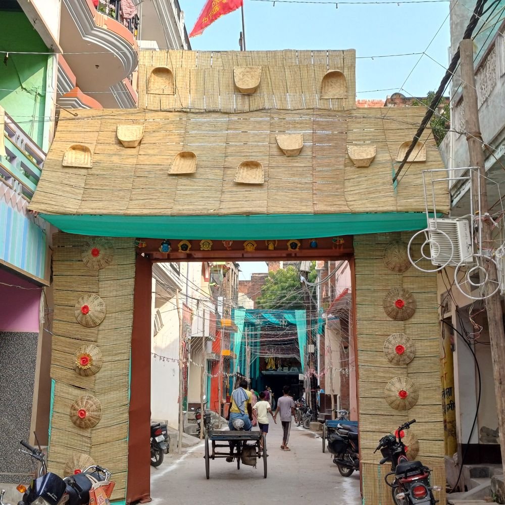शिवा क्लब ने दुर्गा पंडाल के लिए बनाया प्राकृतिक गेट:चंदौली में बांस और कुश से बना प्रवेश द्वार बना आकर्षण का केंद्र