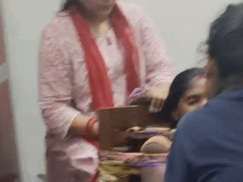 चोरी के शक में महिला को कुर्सी से बांधकर पीटा:गला दबाने का VIDEO, हरदोई में मारपीट का आरोप में 5 लोगों के खिलाफ FIR