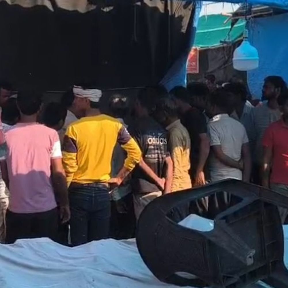 रामलीला मैदान में मोबाइल न देने पर दुकानदार की पिटाई:दो उंगलियां तोड़ीं, दुकानदारों ने दुकानें बंद कर सुरक्षा बढ़ाने की मांग की