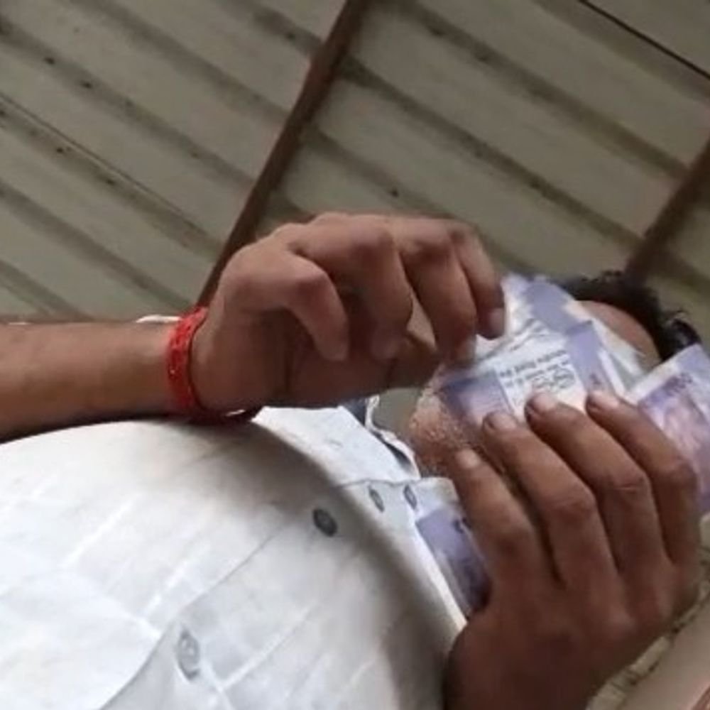 पीलीभीत में ट्रैफिक सिपाही का रिश्वत लेते वीडियो:वाहन चेकिंग के नाम पर वसूली का आरोप; उच्च अधिकारियों तक पहुंचा मामला