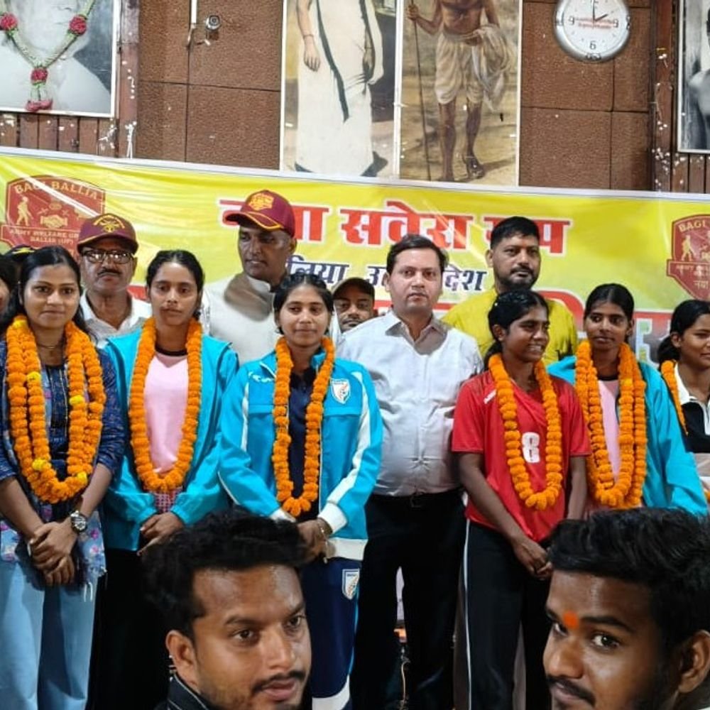 बलिया में नया सवेरा ग्रुप का स्थापना दिवस मना:बापू भवन टाउन हॉल में रक्तदान शिविर लगा, पूर्व सैनिकों-खिलाड़ी सम्मानित
