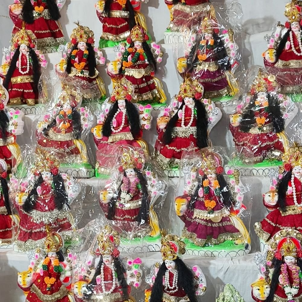 शामली में नवरात्र से पहले बाजारों में बढ़ी रौनक:100 से 200 रुपए में बिक रहीं माता रानी की मिट्टी की मूर्ति
