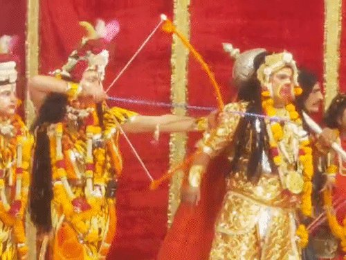 परेड रामलीला मंच पर धनुष-बाण से युद्व:रावण के साथ 1 लाख की भीड़ बोली जय श्री राम, लेजर लाइट, आसमानी आतिशबाजी देखिए VIDEO में
