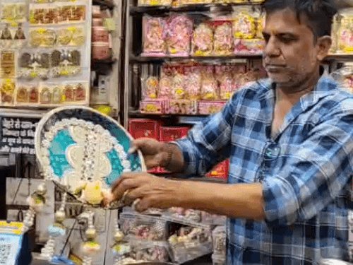 करवा चौथ पर डिजाइनर करवे और थालियों की बढ़ी डिमांड:नग-कुंदन और मोती वाली थालियों का ट्रेंड, जयपुरी और गुजराती स्टाइल की सजावट पसंद कर रहीं महिलाएं